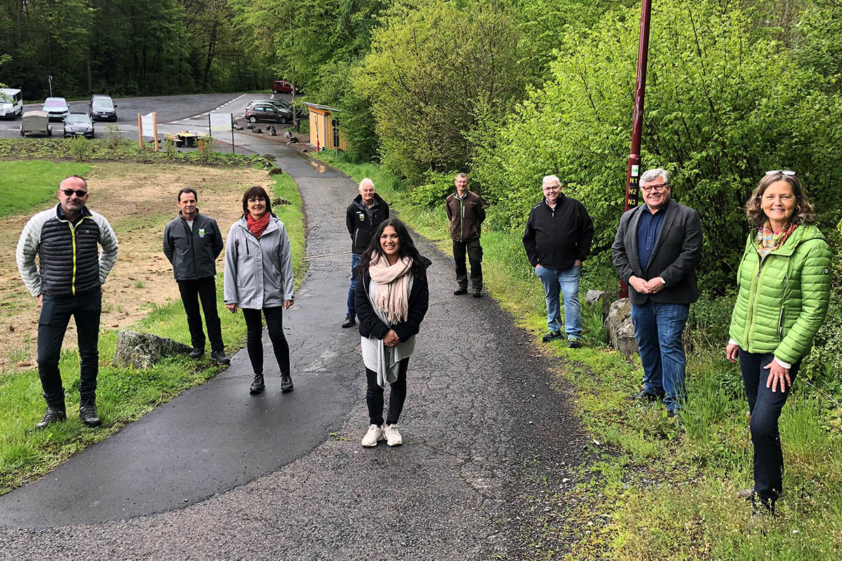 Von rechts: Carmen Boden (Ortsbrgermeisterin Hausen), Michael Mahlert (1. Kreisbeigeordneter), Lilija Noll (Dorferneuerung, Kreisverwaltung Neuwied), Irmgard Schrer (Geschftsfhrerin Naturpark Rhein-Westerwald), Markus Dutz (1. Beigeordneter Hausen). Hinten: Vertreter vom Westerwald-Steig. Foto: Kreisverwaltung