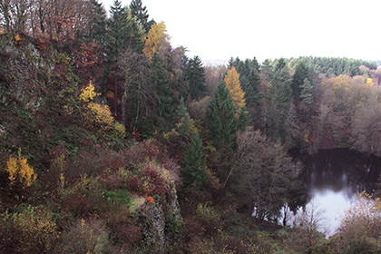 Der geplante Standort des Aussichtsturms befindet sich im Ortsteil Hhnen der Gemeinde Hausen (Wied), direkt gelegen an der hchsten Erhebung der Gemeinde, dem Malberg auf dem Rand eines Basaltsteinbruchs. Von der Spitze des Turms aus soll der Besucher einen weiten Ausblick in die Region erhalten, gleichzeitig jedoch auch ber einen Skywalk ber den Abbaurand hinausgehen knnen und in das Innere des Abbaukraters auf den Basaltsee schauen. Foto: Touristikverband Wiedtal (Waldbreitbach).