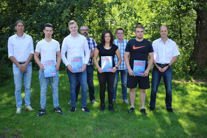 V.l.n.r.: Obermeister Ren Perpeet, Pascal Milner, Matthias Kraft, Dominik Kettner, Eva Lettmann, Andreas Schmid, Philipp Klbach und Peter Soekefeld. Foto: Kreishandwerkerschaft Rhein-Westerwald