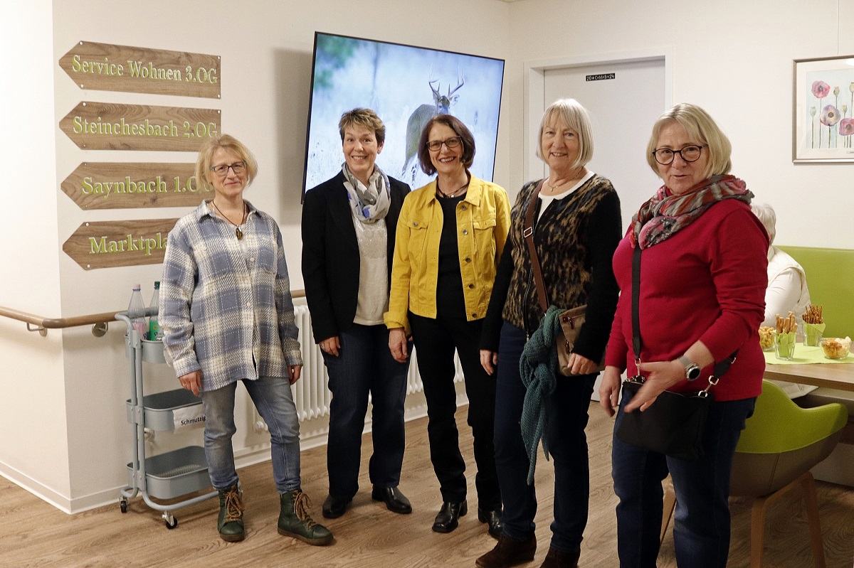 Der Malkreis Selters anlsslich der Vernissage im Seniorenzentrum St. Franziskus: von links Annegret Schppel, Dr. Sandra Chmieleck, Sigrid Wilbois, Marietta Hering, und Gudrun Hummerich. (Foto: Rita Steindorf)
