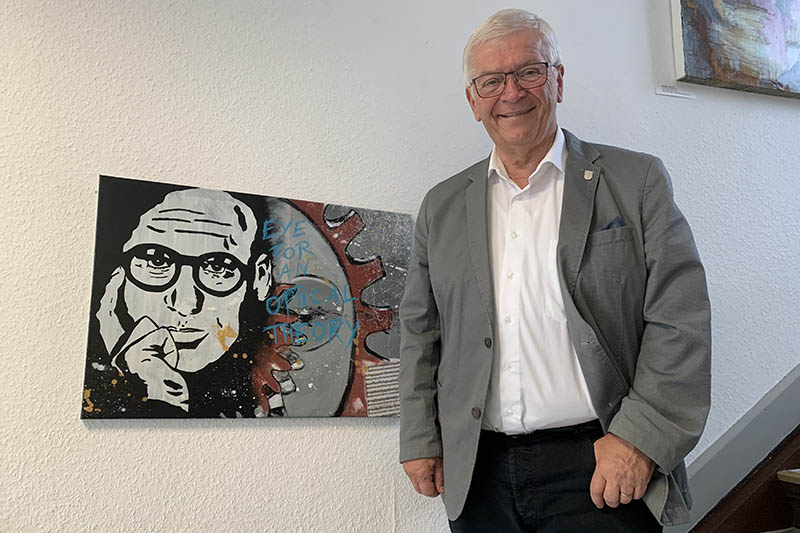 Zur Freude von Stadtbrgermeister Gerhard Hausen ist Malte Sonnenfeld in der Treppenhaus-Galerie im Historischen Rathaus der Kulturstadt Unkel mit einer Werkschau prsent. Foto: Thomas Herschbach / Kulturstadt Unkel