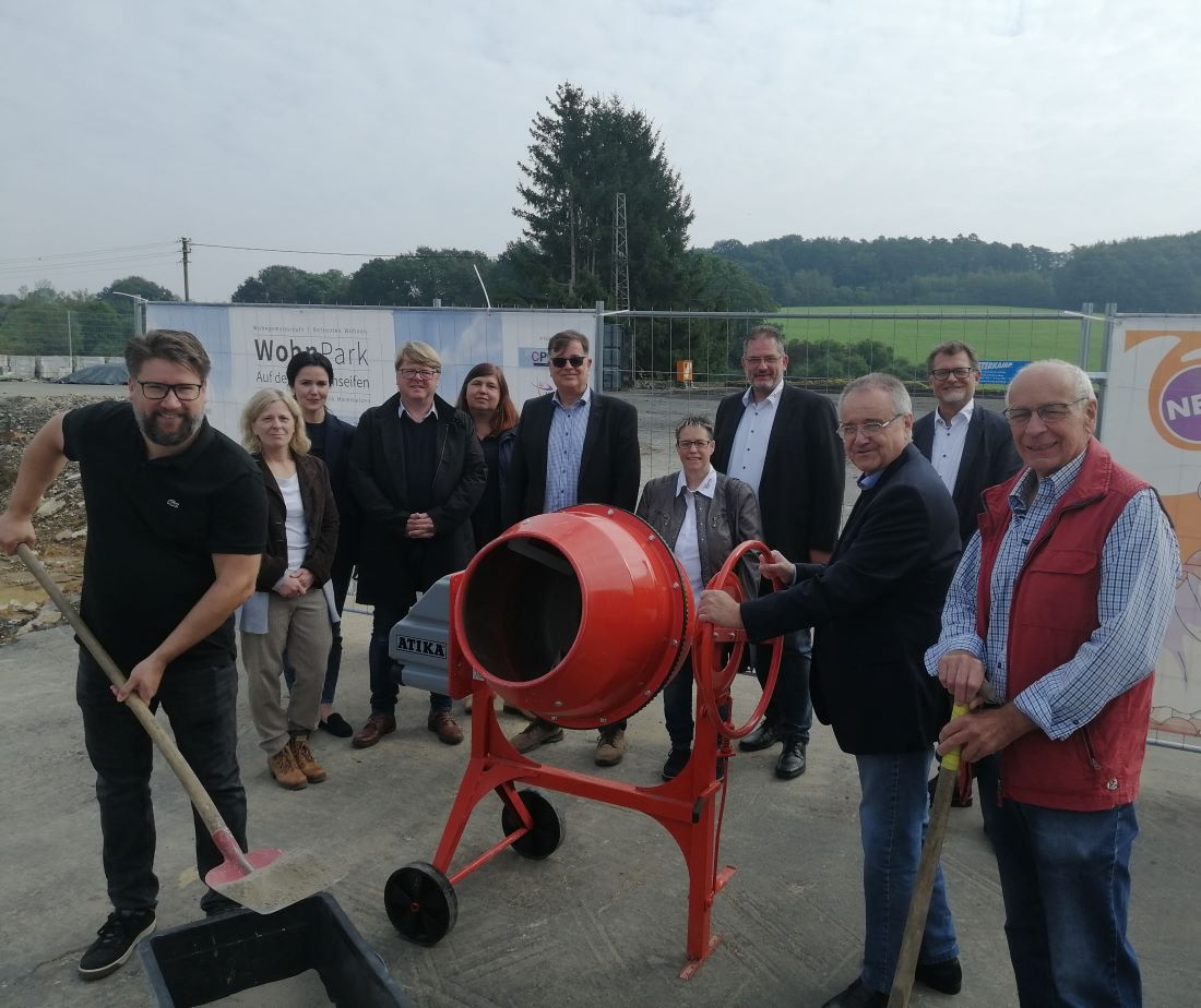 Von wegen obligatorische Arbeitsgerte beim Spatenstich: Fr den Auftakt zum Bau des Wohnparks Auf dem Hensenseifen wurde die erste Mischmaschine symbolisch befllt. (Foto: vh)
