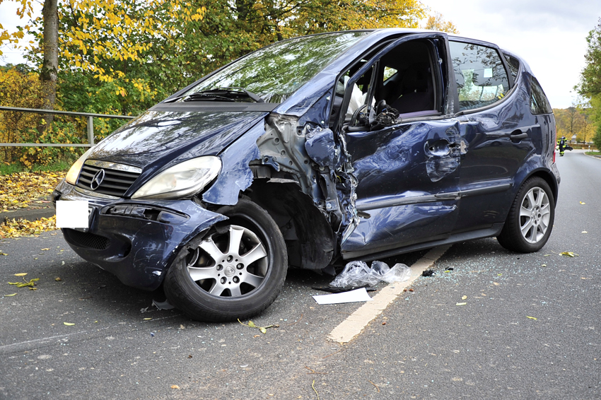 Unfall auf der B 256: PKW prallt mit Reisebus zusammen