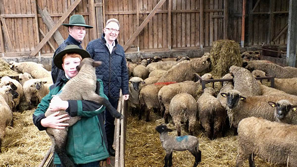 Erwin Rddel (r.) und Nebenerwerbsschfer Hans-Ulrich Mangel sowie dessen Sohn Marvin suchten auch den Schafsstall auf. Foto: Reinhard Vanderfuhr / Bro Rddel)