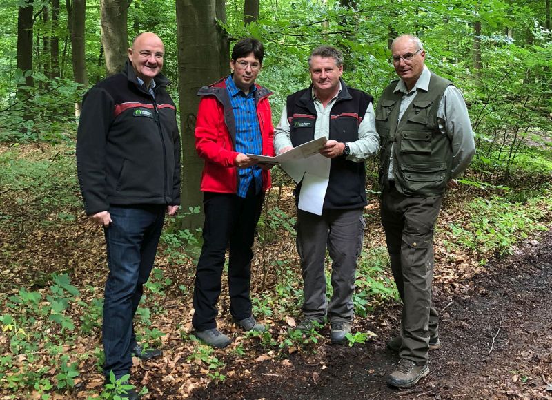 Brgermeister Michael Mang mit Forstamtsleiter Uwe Hoffmann (links) und den beiden Revierfrstern Ralf Winnen (2. von rechts) und Heinrich Kron (rechts). Foto: privat 