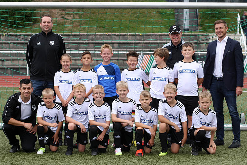 Von links: Trainer Dominic, Lina, Luca, Ben. Lucas, Ben, Helmut Hecking (Abteilungsleiter Fuball), Lars, Kevin Braatz, Trainer David, Nick, Jari, Yannick, Maximilian, Daniel, Julius, Luca. Foto: Verein