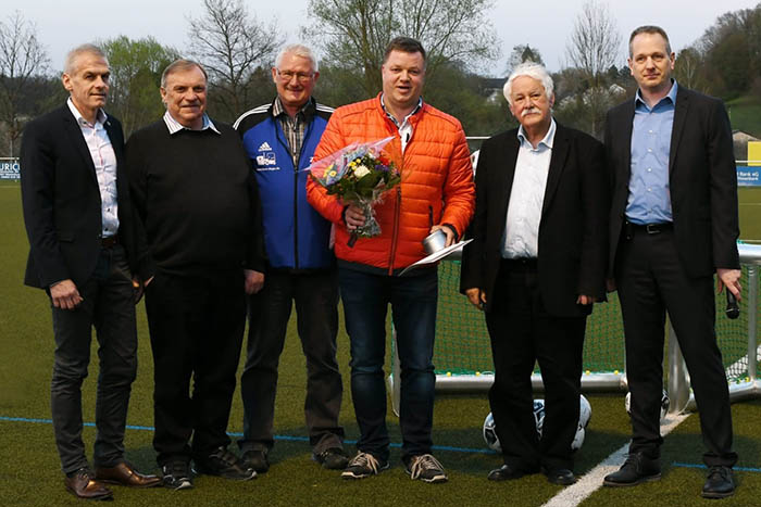 Gratulationen und Dankesworte gingen an Marco Schtz (3. von rechts): Es gratulierten (von links) Fred Jngerich, Horst Klein, Eckhard Gansauer, Walter Desch und Marc Hannemann. (Foto: Klaus Khnen) 