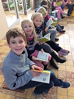 Bei der Verteilung der Buchgeschenke kam bei den Schlern der Grundschule Begeisterung auf. Fotos: Rotary Club Neuwied-Andernach