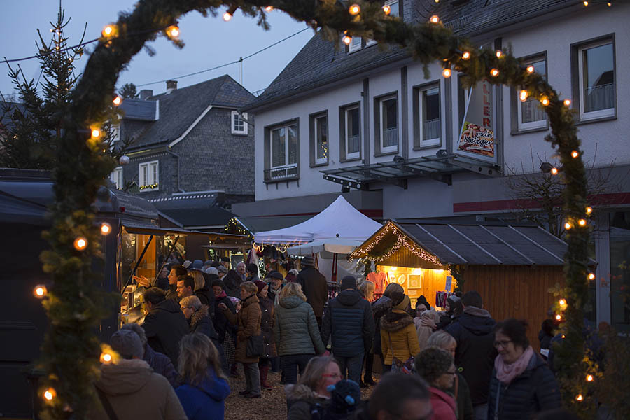 Andrang beim historischen Weihnachtsmarkt in Bad Marienberg