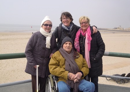 Am Strand in Vlissingen: Adelheid Haubrich, Cornelia Herwig Jutta Diehl(von links) und (im Rollstuhl) Walter Thome. (Foto: privat)