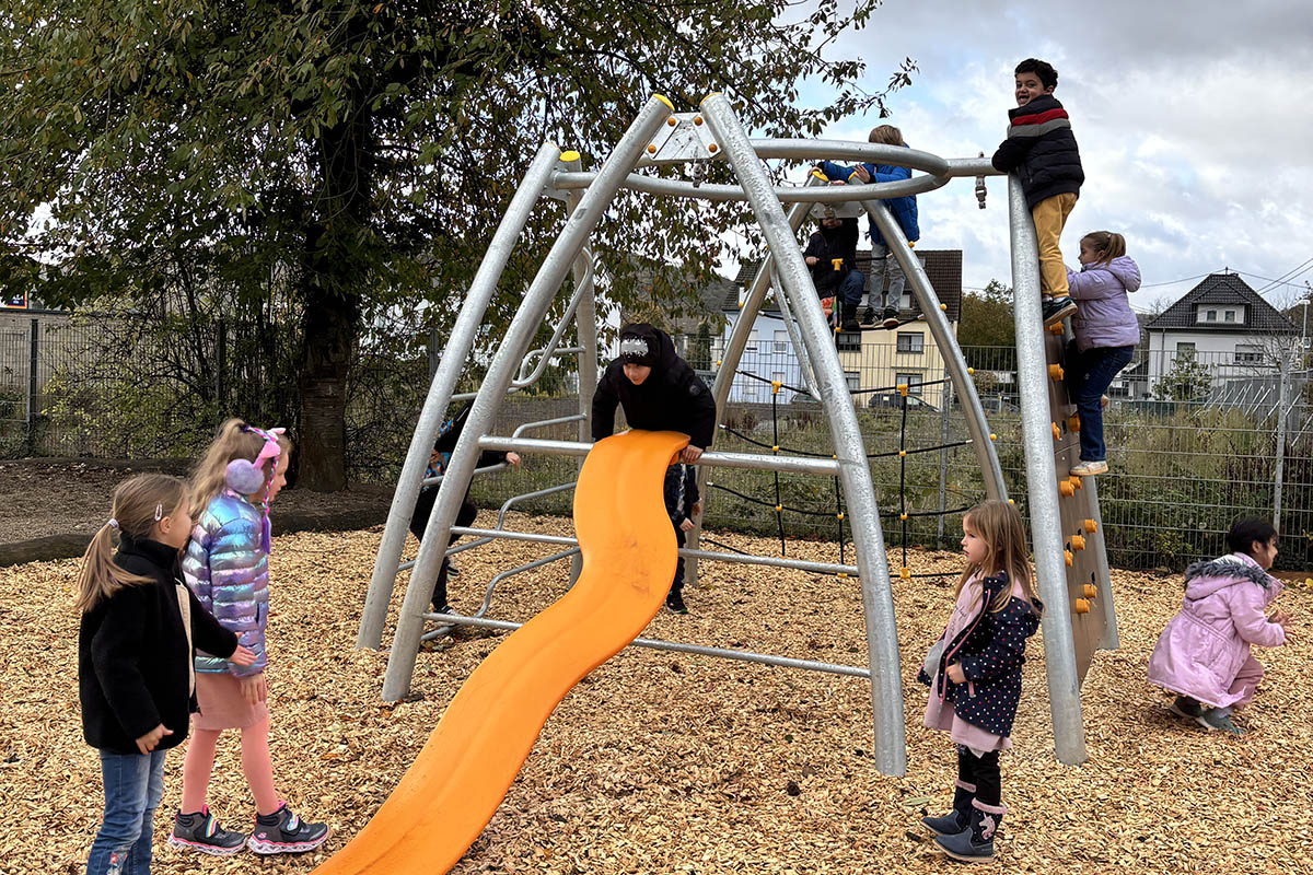 26.800 Euro kostete das neue Klettergerst auf dem Schulhof. Dank der Stiftung Ein Herz fr Kinder knnen die Kinder wieder klettern und rutschen. Foto: Nick Kleen