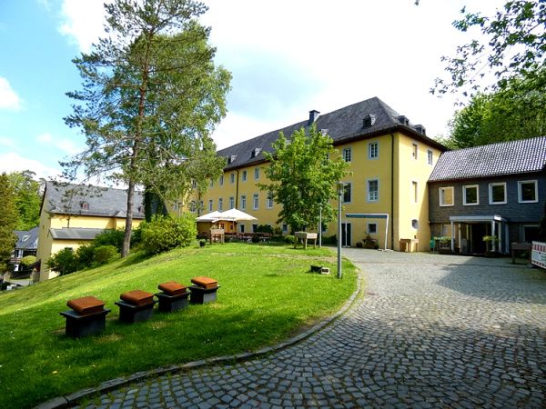 Ehemaliges Kloster in Marienthal, heute Gastronomiebetrieb mit Restaurant und Tagunsgrumen. (Foto: GRI)