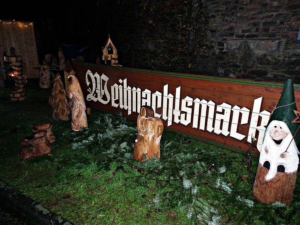 Der Schnsteiner Weihnachtsmarkt lockte wieder hunderte Besucher ins Schlossdorf. Fotos: Regina Steinhauer 