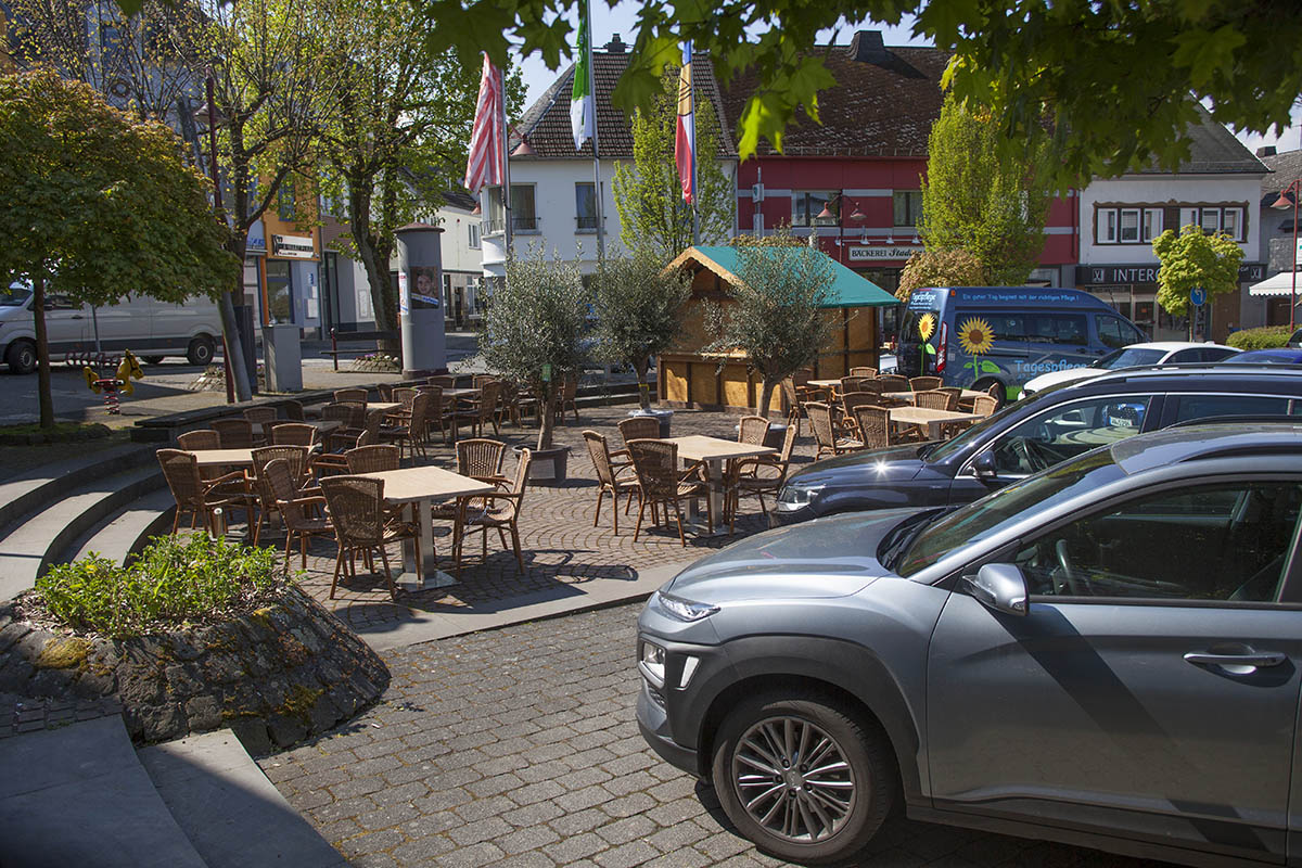 Blumenschmuck am Rande der Gastronomie zur Abgrenzung zum Parkplatz zulasten von Parkpltzen ist von den Gewerbetreibenden nicht gewnscht. Fotos: Wolfgang Tischler