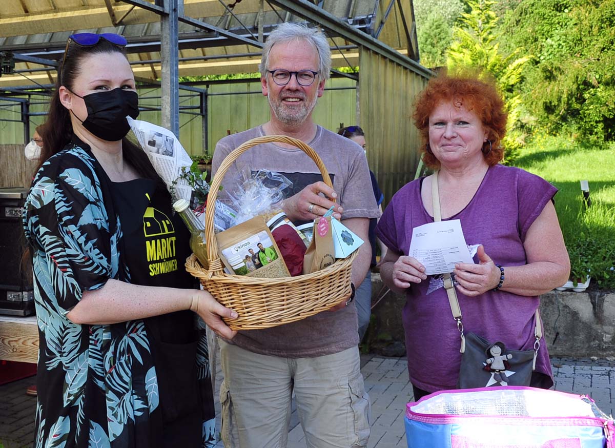 Familie Bornmann freute sich mit Inga Lehel (links) ber den Prsentkorb. (Fotos: KK)
