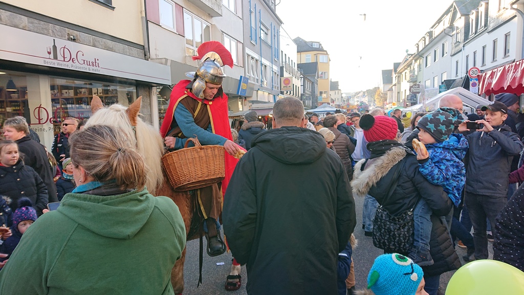 St. Martin beschenkte die Kinder mit frischen Brezeln. (Fotos: Treffpunkt Wissen) 