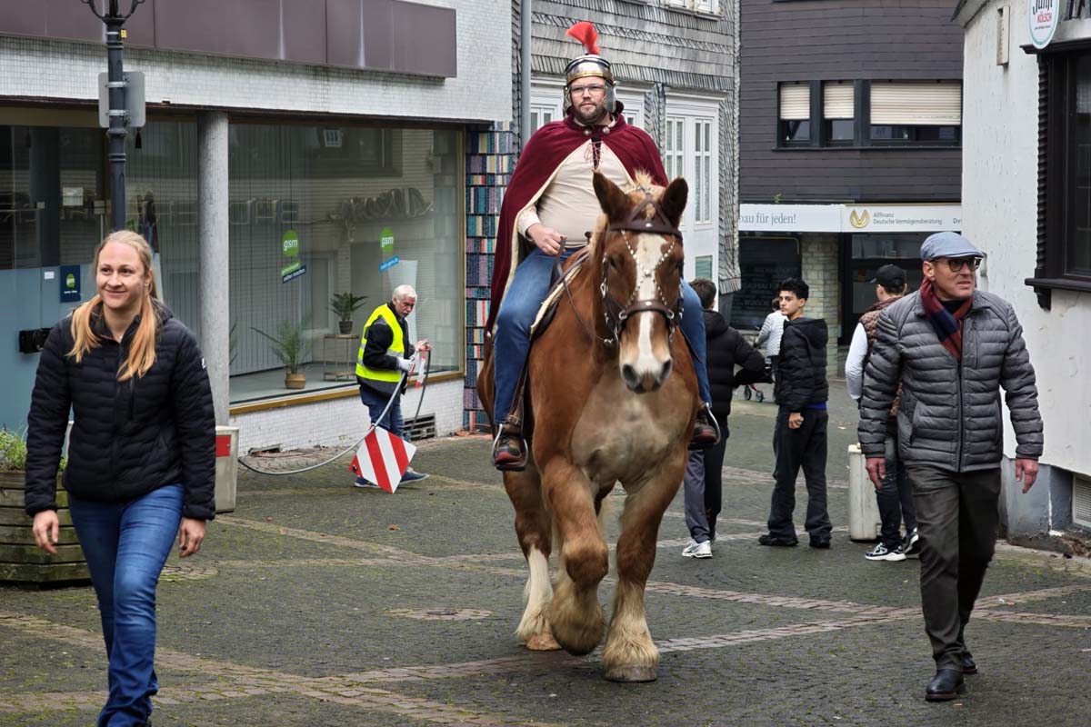 St. Martin kam hoch zu Ross in die Siegstadt (Bilder: kk)