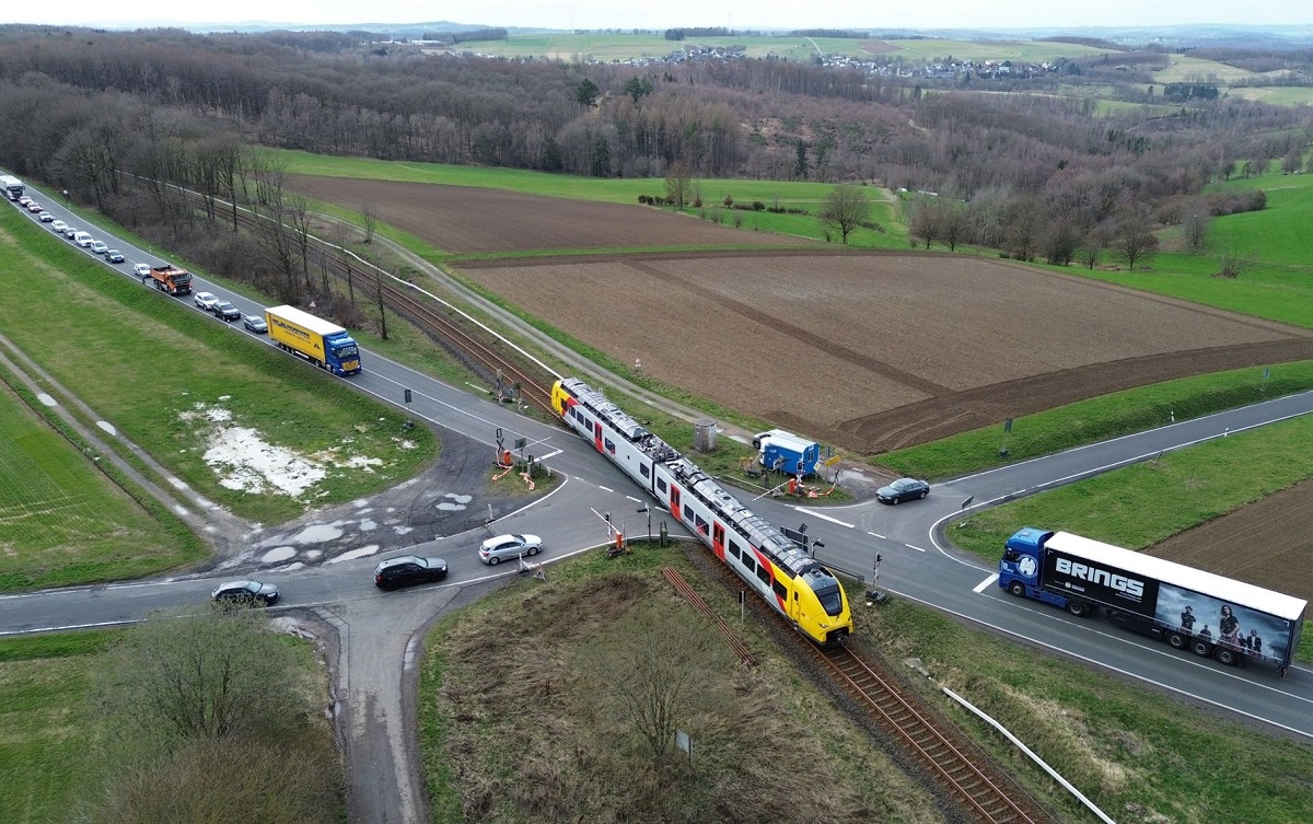 Stau am Bahn�bergang Marzhausen (Foto: Kreisverwaltung Altenkirchen)