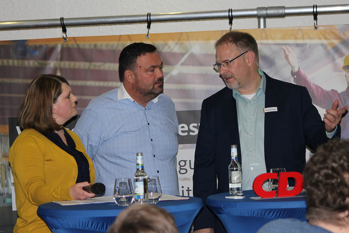 Alexandra Marzi, Roland Weimer und Harald Orthey stellten die Ergebnisse der Arbeitsgruppen vor. Foto: CDU