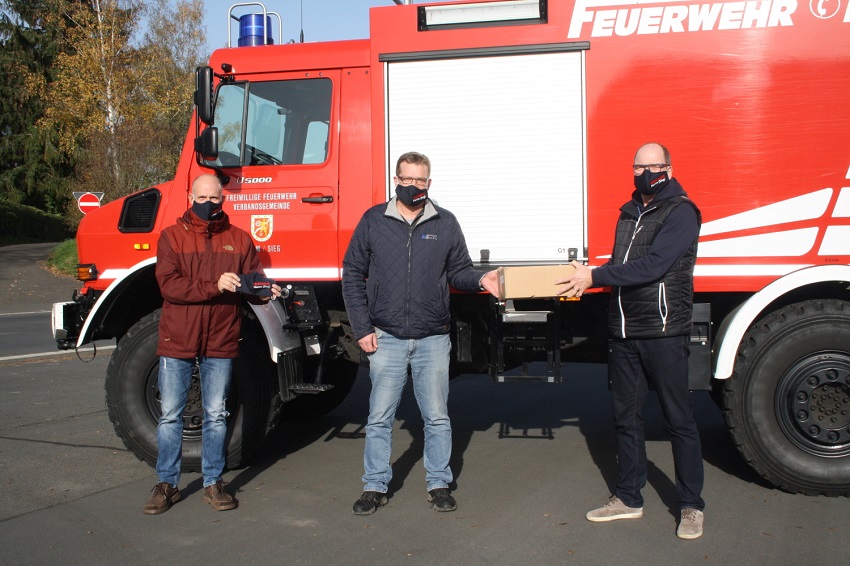 v.r.: 1. Vorsitzender Dirk Slzer, Wehrleiter Heiko Grttner  und der 2. Vorsitzende des Frdervereins Alexander Mller bei der bergabe der Mund-Nasen-Schutzmasken am Feuerwehrhaus in Hamm. (Foto: Feuerwehr)