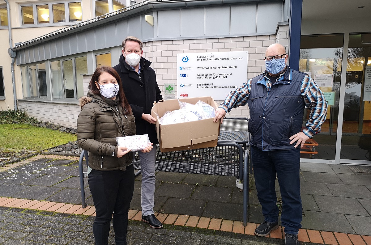 Andrea Rohrbach und Joachim Brenner (von links) von der Kreisverwaltung bergaben Alltagsmasken an Helmut Machowinski von der Lebenshilfe. (Foto: Kreisverwaltung)