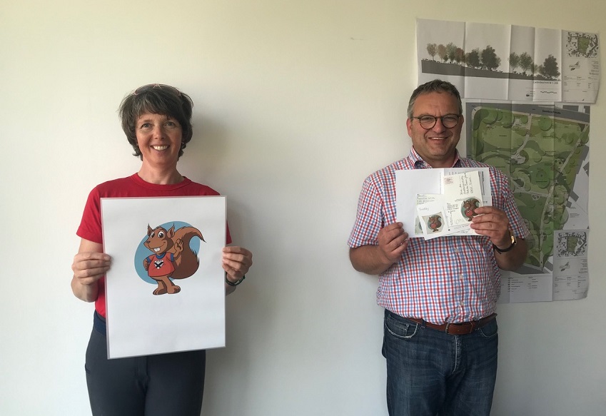 Das Eichhrnchen mit dem Namen Buschi wird das Maskottchen der Stein-buschanlage. Mit in der Juri v.l.:  Susanne Gemecker (stv. Schulleiterin Franziskus Grundschule Wissen) und Stadtbrgermeister Berno Neuhoff (Foto: Verwaltung)