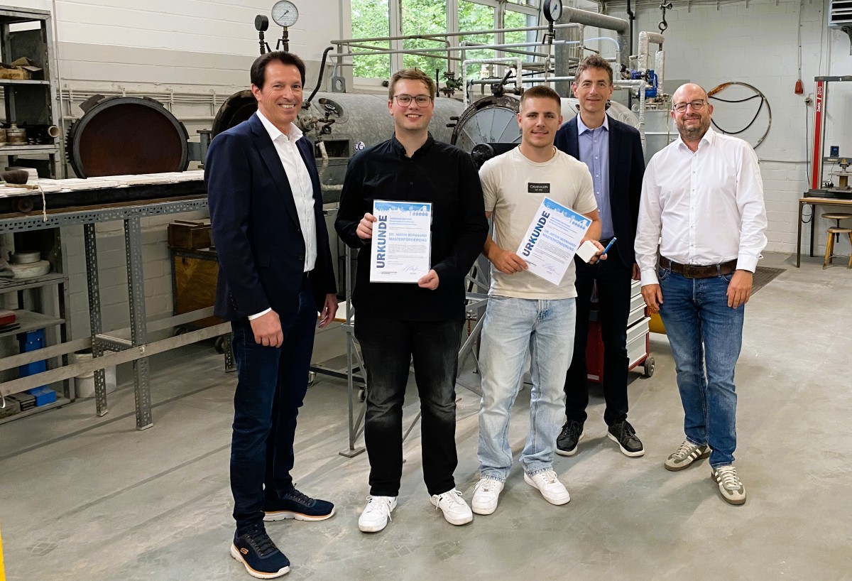 Bei der Urkunden�bergabe: Jim Hufnagel (3.v.r.) von der Uni Siegen und Christian Dietrich (2.v.l.) von der Hochschule Erfurt erhalten ein Stipendium. Foto: Nora Ratmann