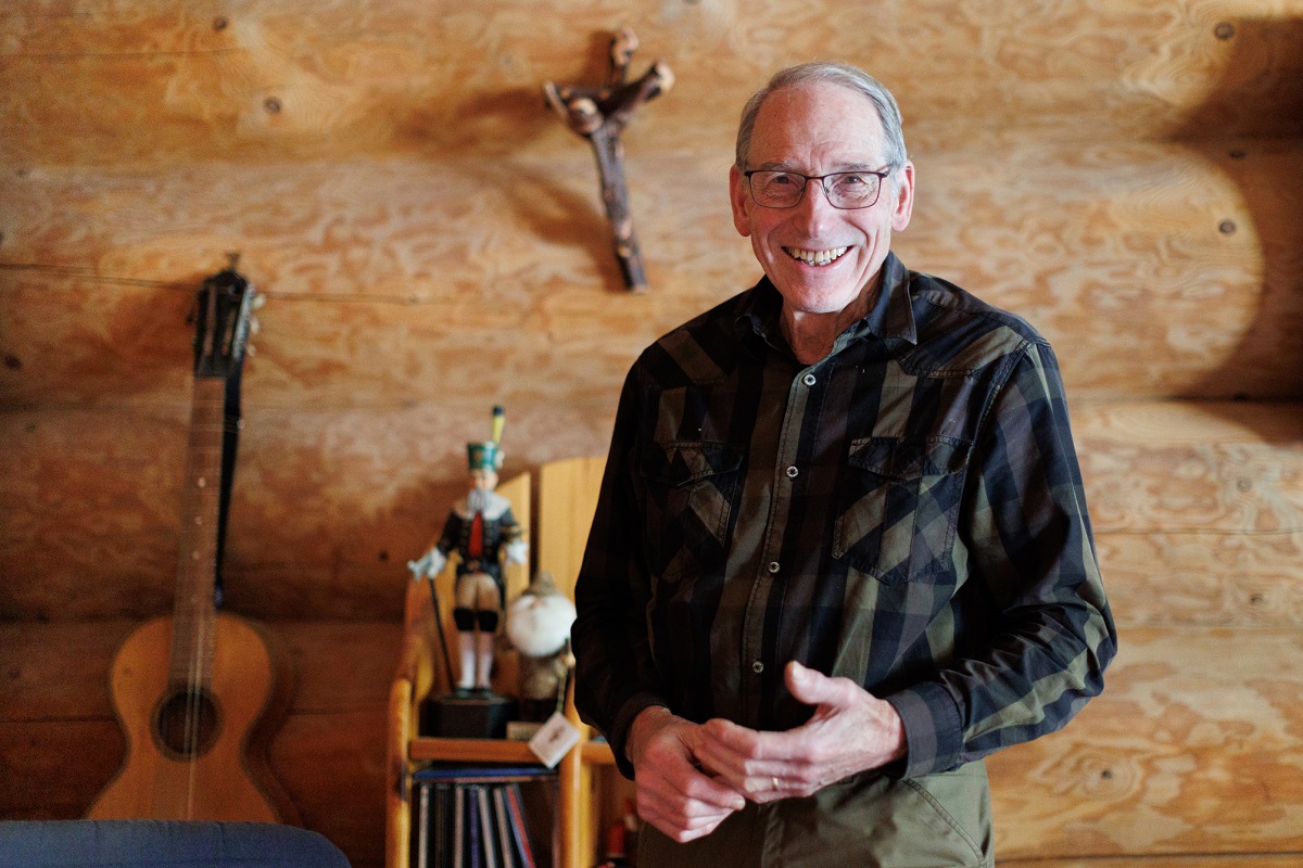 Heinz Mathy in seinem charakteristischen Holzhaus in Dreifelden. (Foto: privat)