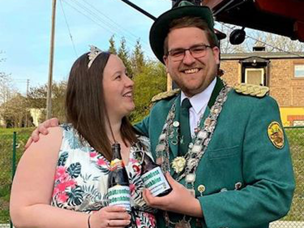 Nicht nur das Knigspaar Knig Tobias I. und Knigin Carina haben einander mit dem "Schtzenfest-Gedenkbier" zugeprostet. (Foto: Verein)