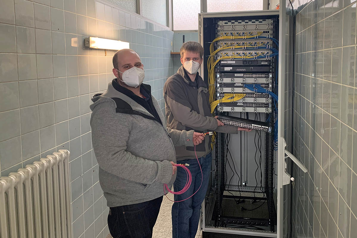 IT-Support-Manager Sebastian Biersch (rechts) kontrolliert mit seinem Kollegen Martin Wagner die Verbindungen am Serverschrank der Maximilian-Kolbe-Schule in Rheinbrohl. Foto: Kreisverwaltung