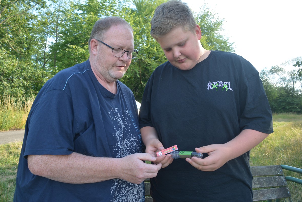 Jens und Luca Weilburg aus Maxsain sind passionierte Geocacher. (Fotos: Wolfgang Rabsch)