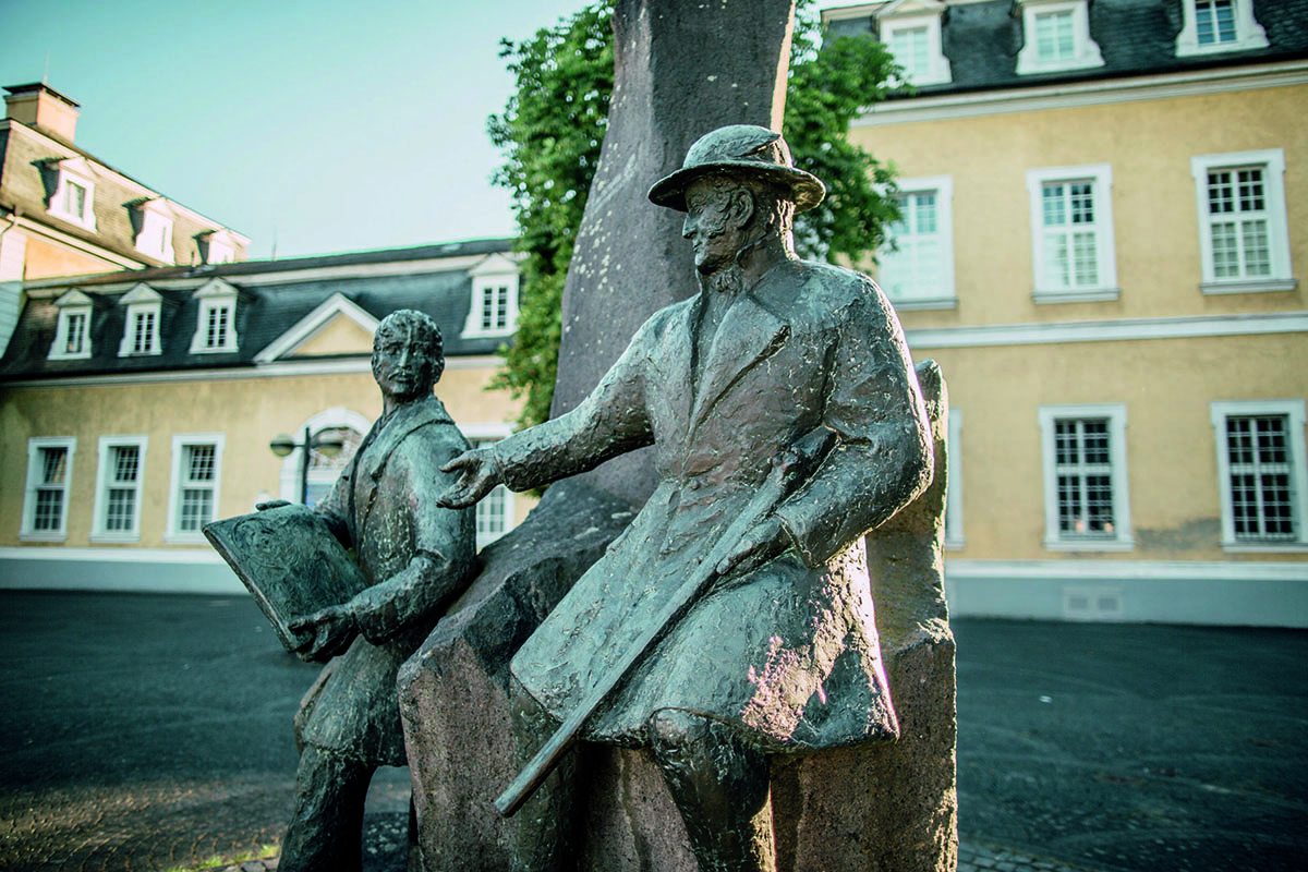 Dem bedeutenden Naturforscher Maximilian zu Wied, der Anfang des 19. Jahrhunderts Nord- und Sdamerika bereiste, wurde vor dem Neuwieder Schlosstheater ein Denkmal gesetzt. Foto: Simon Zimpfer