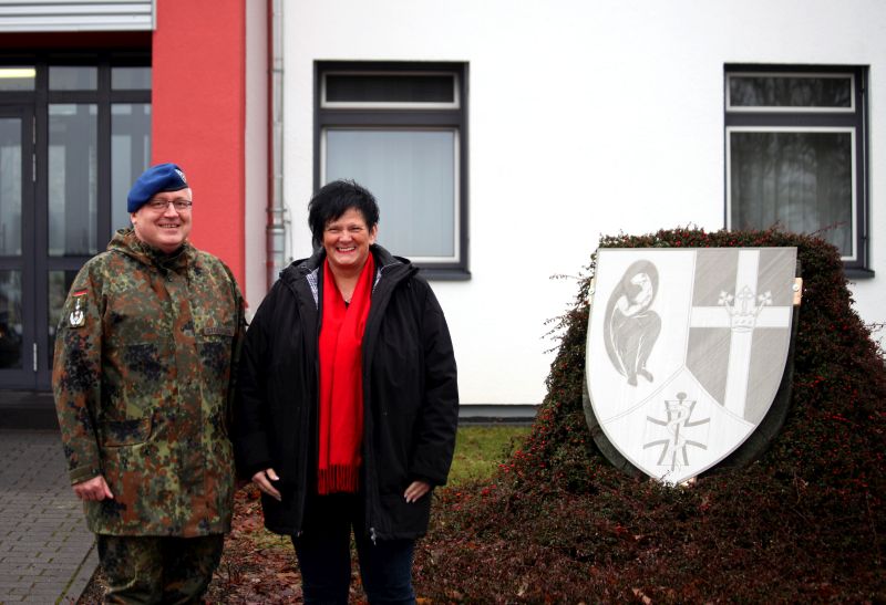 MdB Heidtrud Henn und Oberstarzt Fritz Stoffregen. Fotos: Hauptgefreiter Weigand