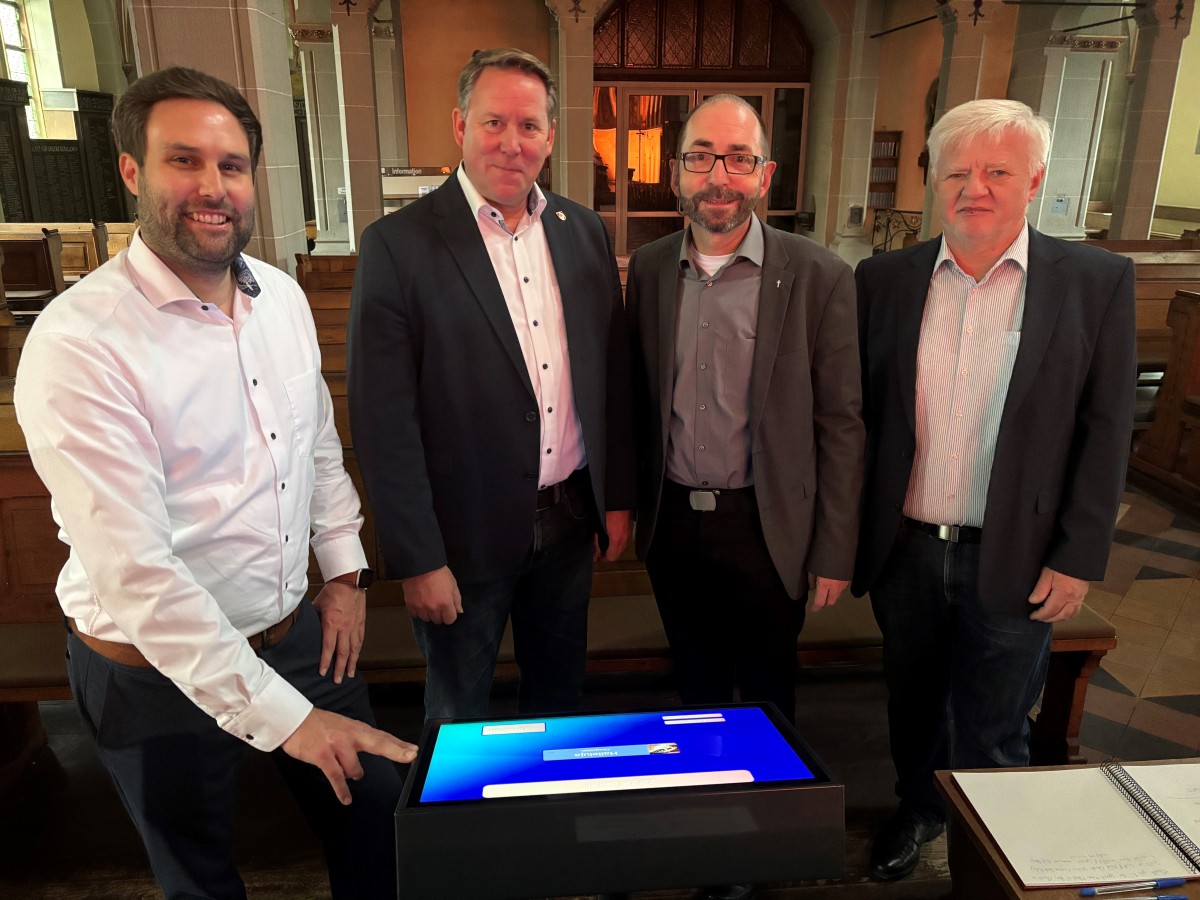 Stadtbrgermeister Johannes Behner und Brgermeister Joachim Brenner erleben vor Ort, wie das digitale System Mediaki den Kirchenraum von St. Ignatius Betzdorf in neuem Licht erstrahlen lsst. Foto: Verbandsgemeindeverwaltung Betzdorf-Gebhardshain: Jennifer Patt