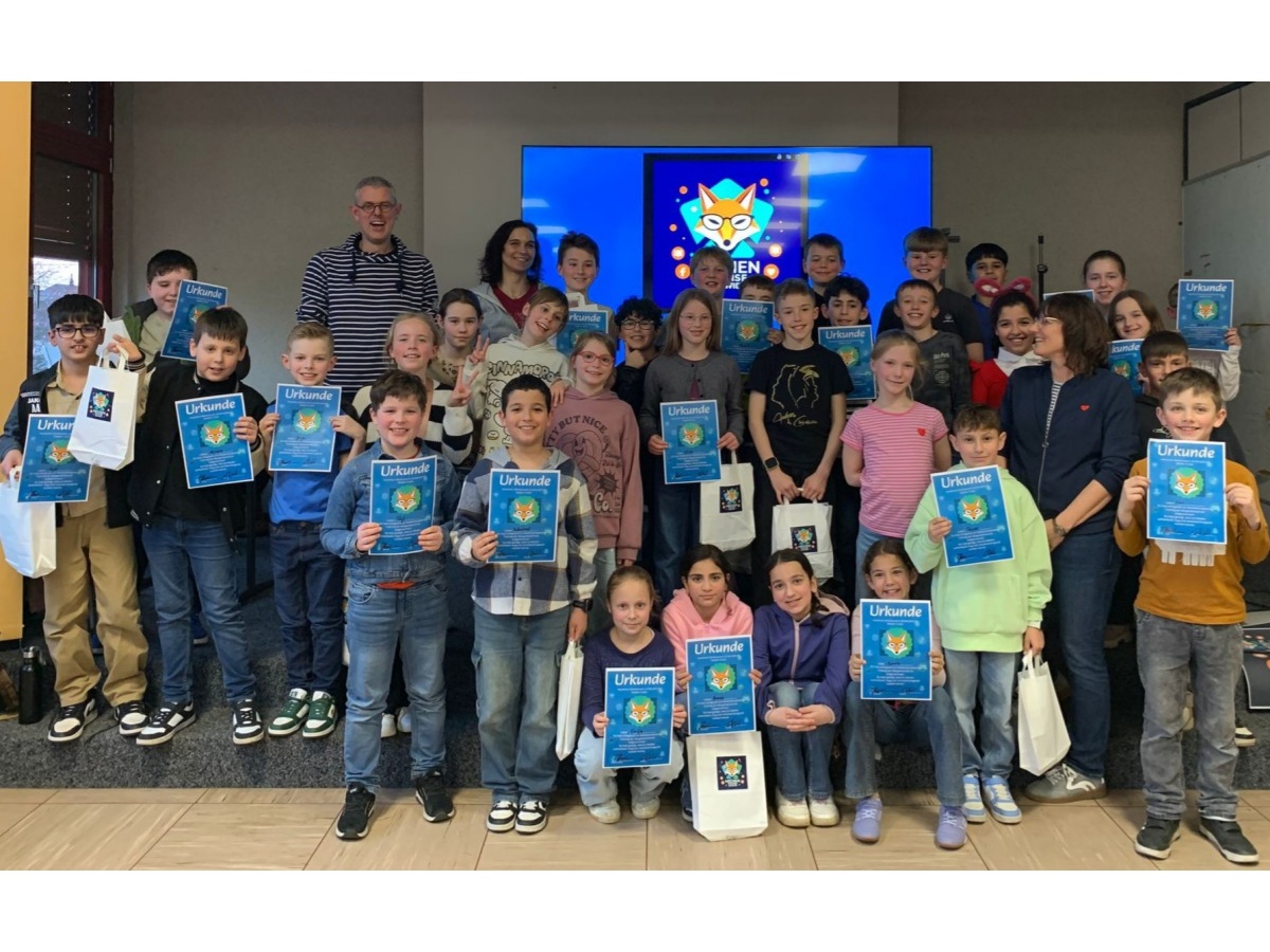 Sebastian Krings, Schulleiter der Margaretenschule, Eva Wahl (hinten Mitte), Schulsozialarbeit-AWO, und Tanja Buchmann (rechts), st�dtische Kinder- und Jugendf�rderung, mit den ersten "Medien-F�chsen Neuwied". (Foto: Kesha Wahl)