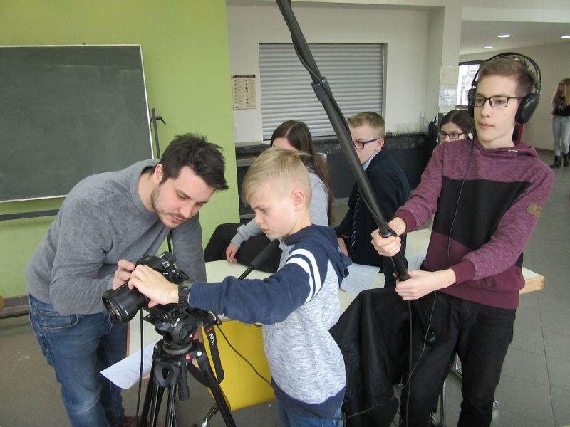 Kameraeinstellung und Tontechnik: Im Filmworkshop des Kinder- und Jugendbros der Stadt Neuwied erfuhren Jugendliche viel Wissenswertes. Foto: privat