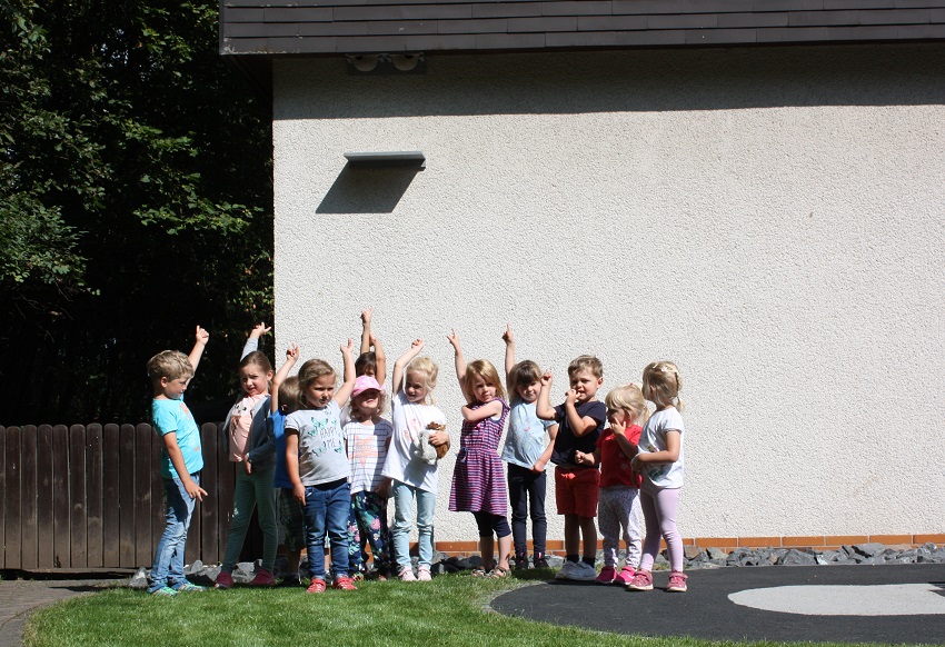 Nisthilfen bieten den Schwalben ein Zuhause, wie hier im Kindergarten in Friedewald. (Fotos: NABU)