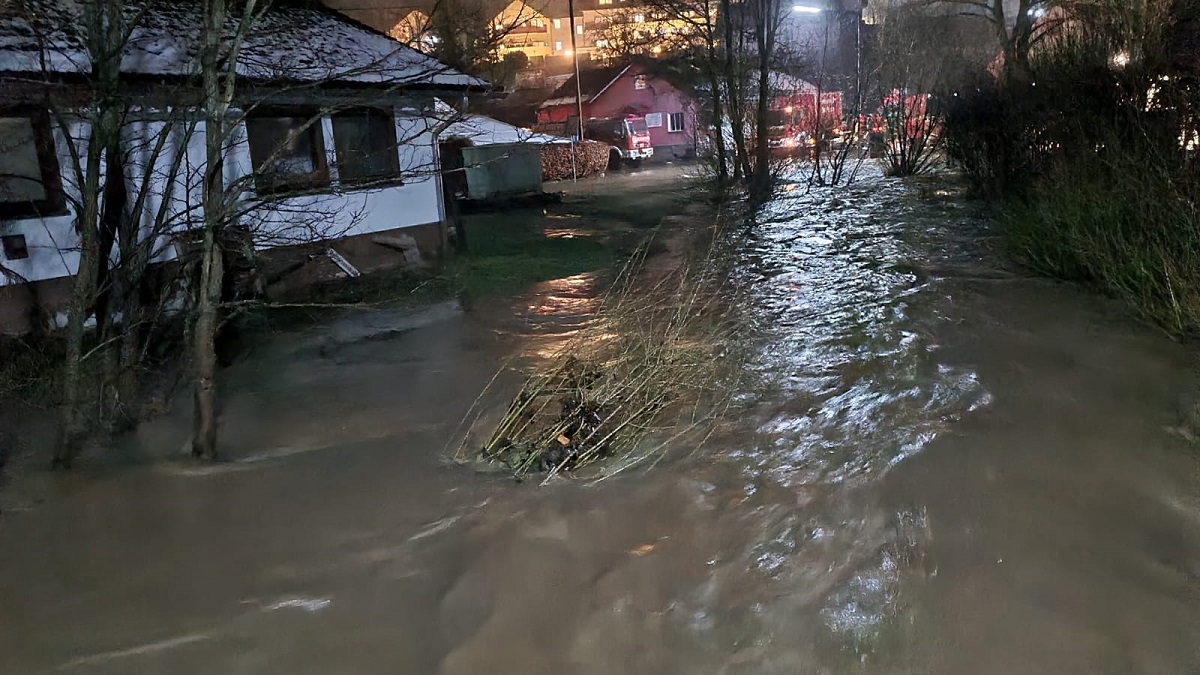 Tauwetter und Dauerregen: Erste berschwemmungen in der Region