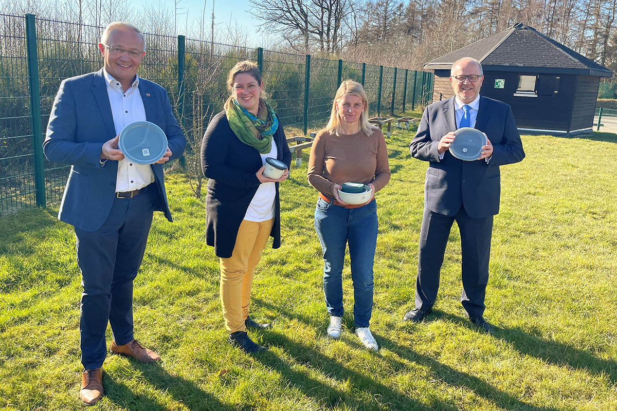 Von links: Landrat Achim Hallerbach (Kreis Neuwied), Gabi Schfer von der Stabsstelle Energie, Klima und Umwelt des Kreises Neuwied, Wir Westerwlder-Vorstndin Sandra Kster und Landrat Dr. Peter Enders (Kreis Altenkirchen). Beim Fototermin verhindert war Landrat Achim Schwickert (Westerwaldkreis). 