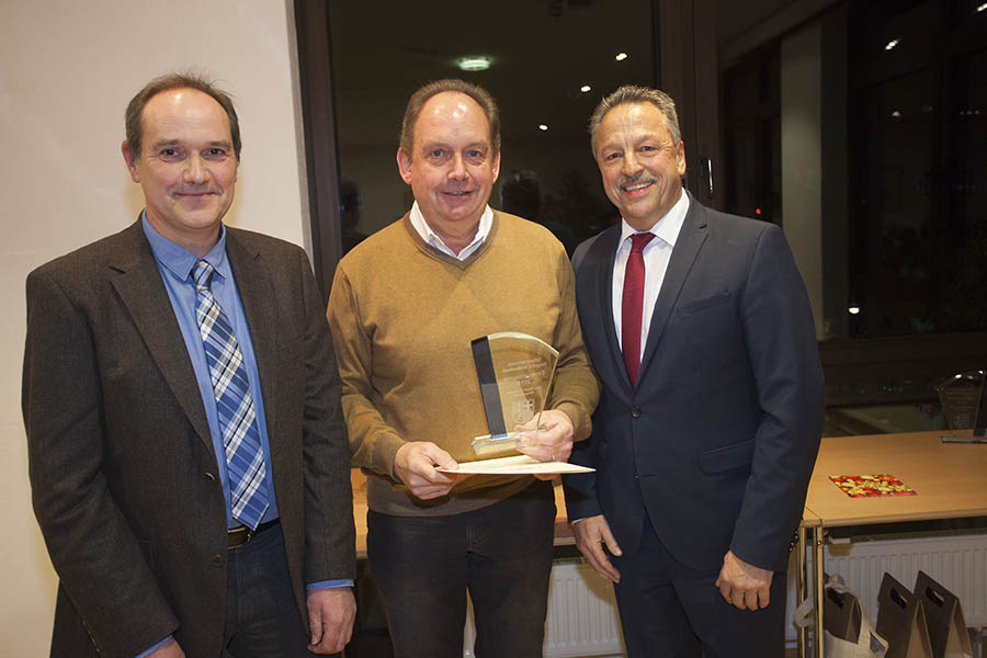 Gerhard Lindner (Mitte) wurde mit dem Ehrenamtspreis ausgezeichnet. Foto: Wolfgang Tischler