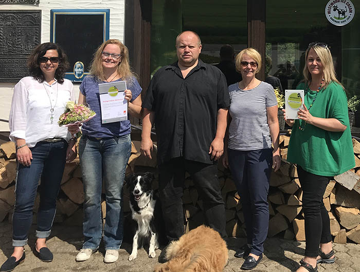 Groe Freude ber die Auszeichnung: (von links) Claudia Keifenheim (WFG am Mittelrhein), Diana Glade  und Uwe Shngen  (Pchter der Waldgaststtte), Margret Heinrich (Stadt Bendorf) und Nicole Pfeifer (REMET). Foto: Stadt Bendorf