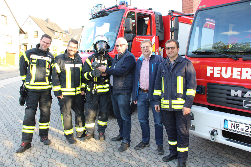 Von links: Ronny Roos, Wehrfhrer Florian Polifka, Paul Schmidt mit Wrmebildkamera, 1. Vorsitzender Frderverein Bodo Polifka, 2. Vorsitzender Frderverein Holger Kurz, stellv. Wehrfhrer Marco Kurz. Foto: Privat
