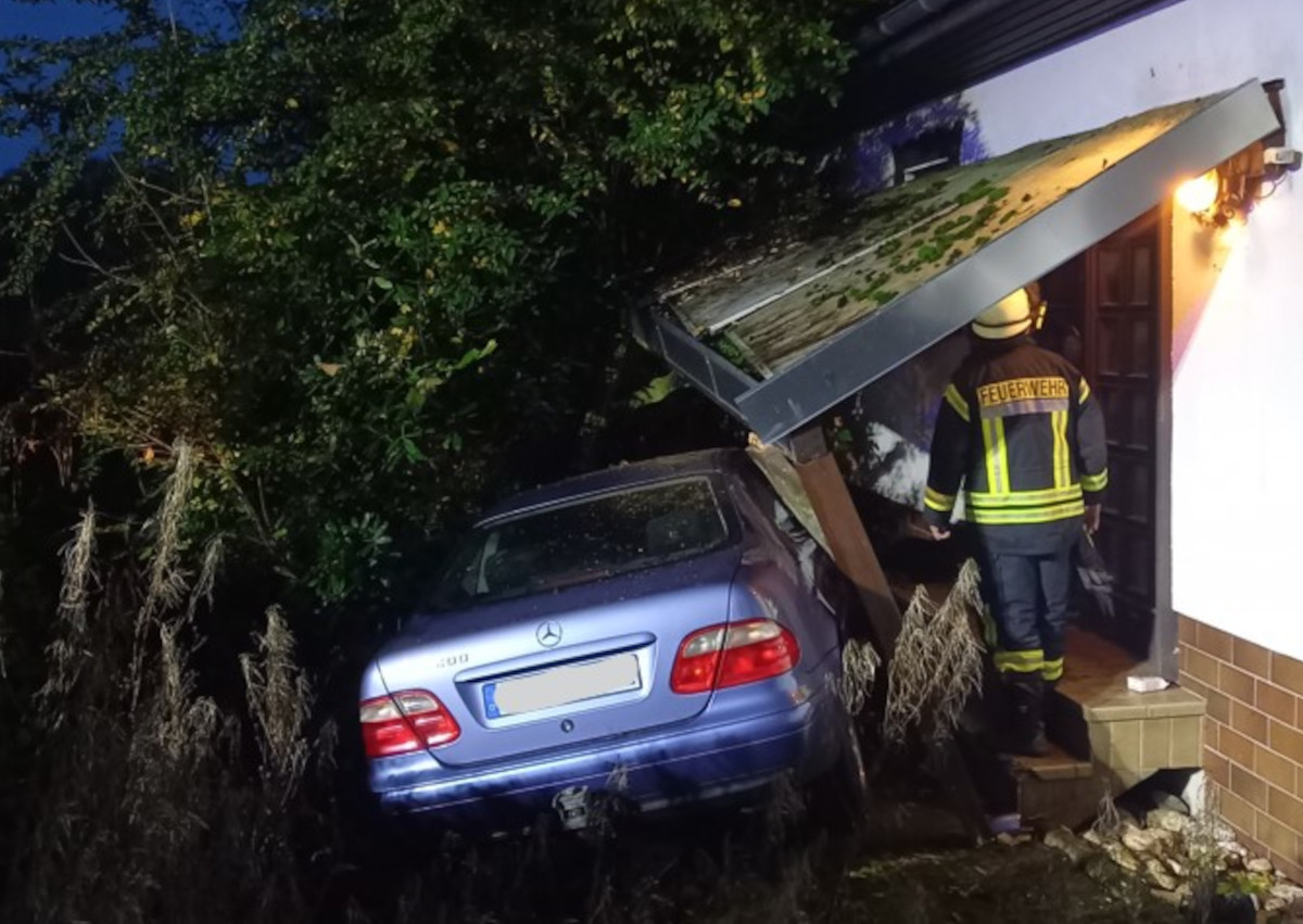 Unfall in Melsbach: Auto kracht gegen Hauswand