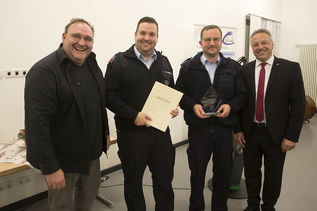 Die Abordnung der Feuerwehr nimmt den Ehrenamtspreis entgegen. Foto: Wolfgang Tischler