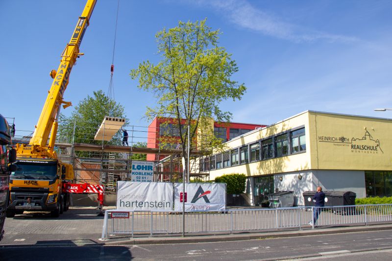 Przisionsarbeit: In vorgefertigten Einzelteilen wurde die Decke fr die Mensa der Heinrich-Roth-Realschule angeliefert und an Ort und Stelle zusammengesetzt. Ohne sichtbare Naht fgen sich die Teile aneinander. Bild: Architekturbro Hartenstein, Daubach  