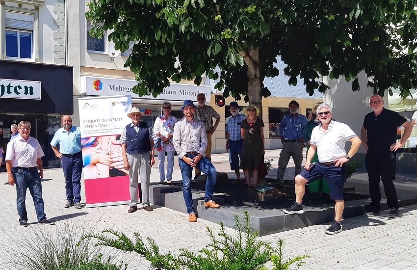 Stadtbrgermeister Matthias Gibhardt und Ideengeber Jrgen Binder mit Rainer Dngen, Ehrenamtsbeauftragter, Beigeordneter der Verbandsgemeinde Altenkirchen-Flammersfeld, zustndiger Mitarbeiter der Verbandsgemeindeverwaltung, Manfred Pick und Untersttzern des Projekts. (Foto: Verbandsgemeindeverwaltung Altenkirchen-Flammersfeld)