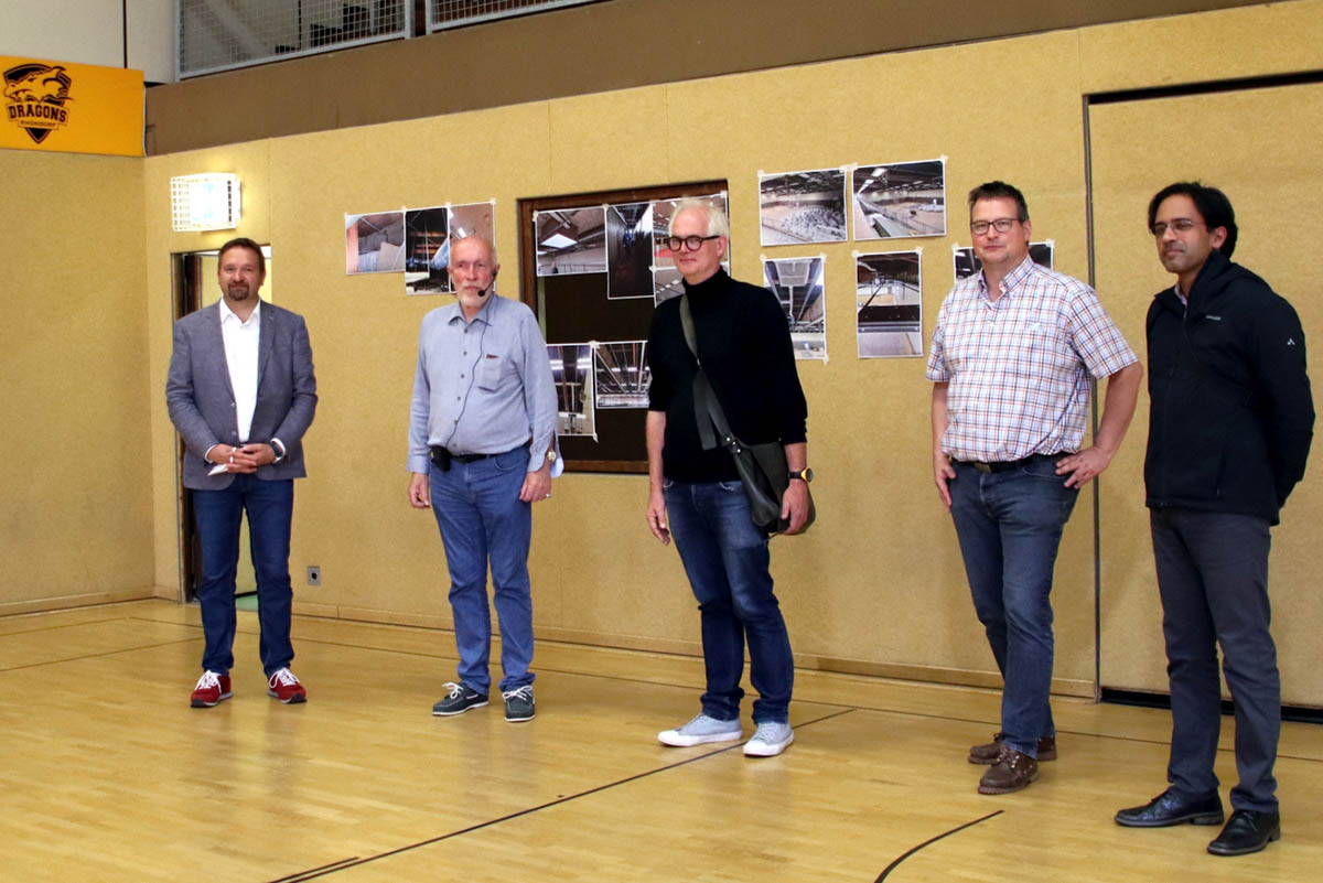 Menzenberger Sporthalle wurde nach der Sanierung fr die sportliche Nutzung wieder freigegeben  v. l.: Erster Beigeordneter der Stadt Bad Honnef Holger Heuser, Architekt Michael C. Deisenroth, Jrg Sudmann (Techn. Gebudemanagement), Frank Beckmann (Techn. Gebudemanagement), Fabiano Pinto (Leiter Geschftsbereich Stdtebau). Foto: privat