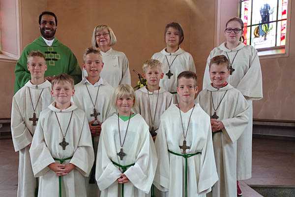Gottesdienst in St.Petrus in Ketten in Hellenhahn-Schellenberg mit Einfhrung der neuen Messdiener/innen. (hinten v.l.) Pater Joshy Manalel, Gemeindereferentin Eva-Maria Henn, Sarah Galeanu, Ida Htel. Die Neuen am Altar. (mittlere Reihe v.l.) Tizian Theis, Connor Reimann, Phineas Ehl, Lukas Simon (vorne v.l.): Linus Simon, Lea-Celine Zimmermann, Noah Theis. (Es fehlt: Yannik Br). Foto: Willi Simon