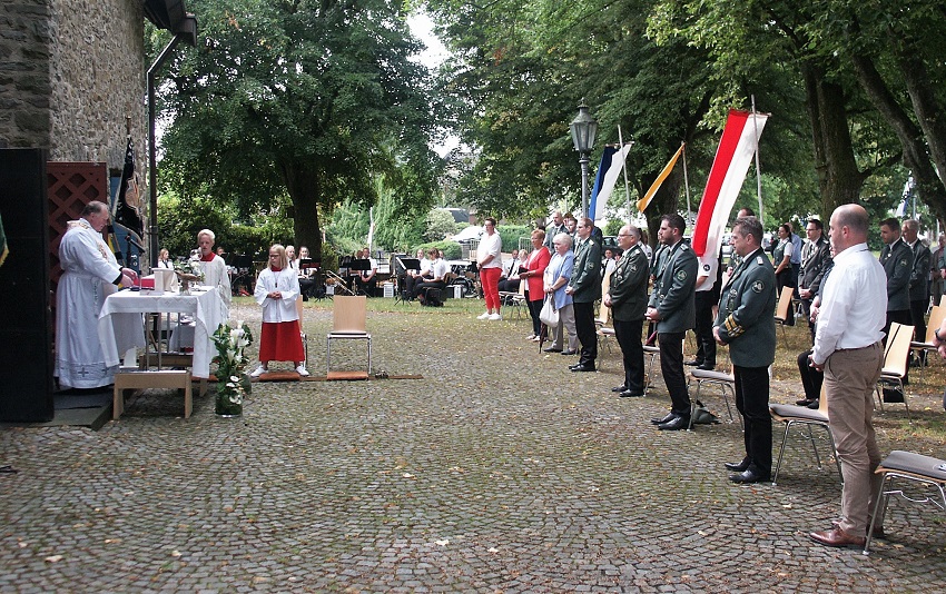 Heiligen Messe vor der Pfarrkirche in Birken-Honigsessen