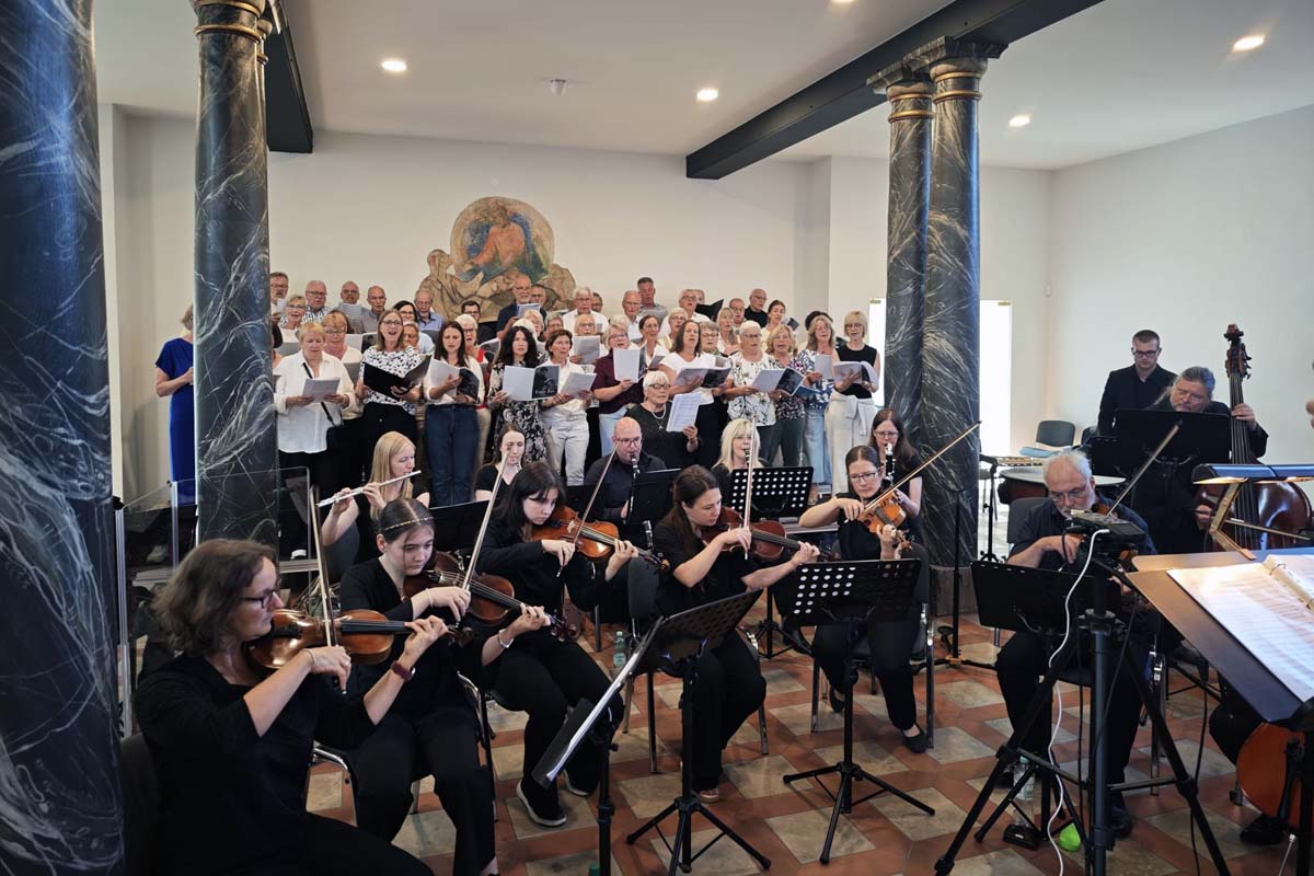 Die Musik und die Akustik in der Kirche bilden eine beeindruckende Klangf�lle. (Bilder: kk�)